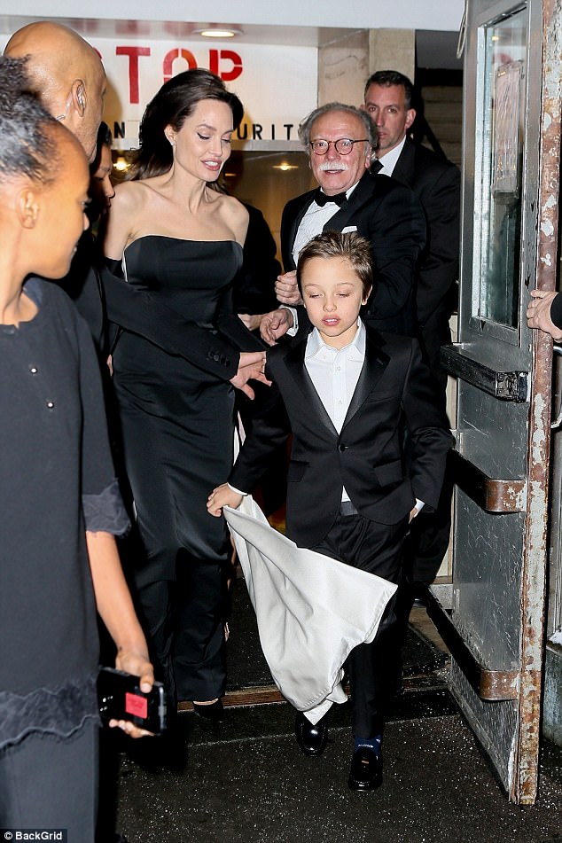 Chẳng cần Brad Pitt, Angelina Jolie giờ đã có con trai nuôi Pax Thiên bảnh bao hộ tống tại sự kiện - Ảnh 1.