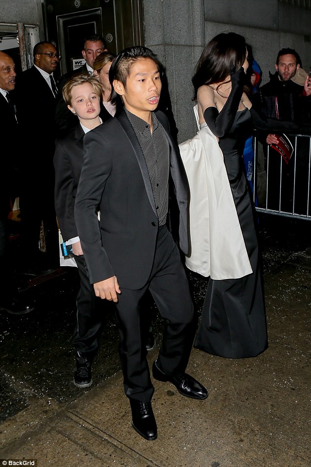 Chẳng cần Brad Pitt, Angelina Jolie giờ đã có con trai nuôi Pax Thiên bảnh bao hộ tống tại sự kiện - Ảnh 3.