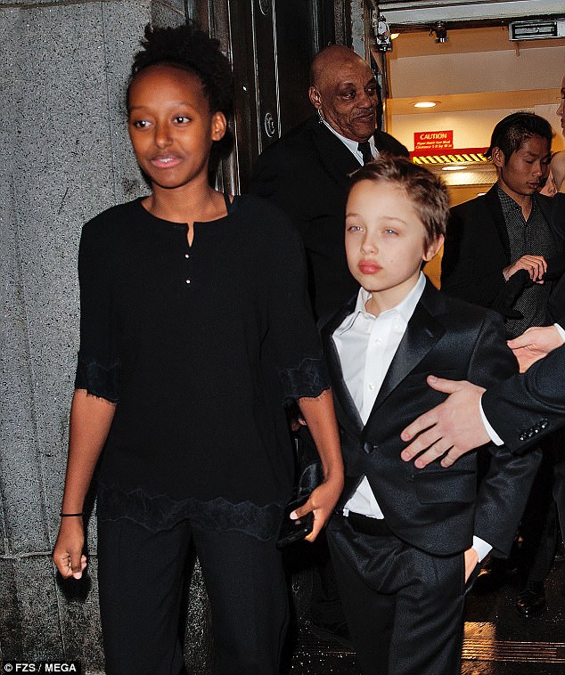 Chẳng cần Brad Pitt, Angelina Jolie giờ đã có con trai nuôi Pax Thiên bảnh bao hộ tống tại sự kiện - Ảnh 7.