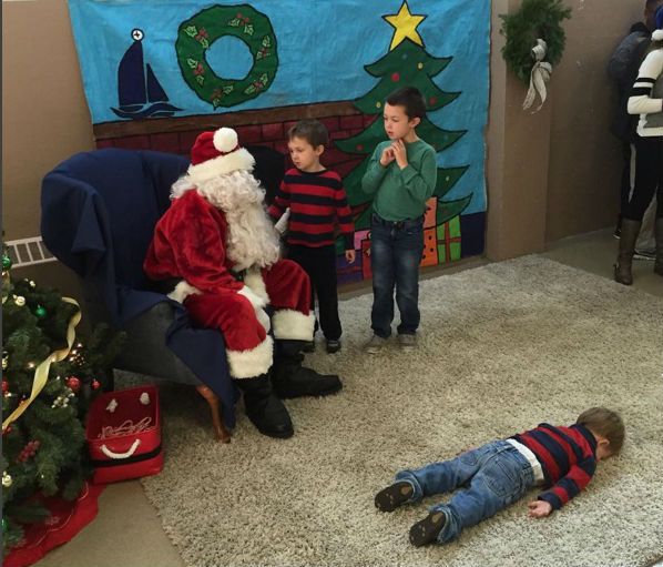 Những khoảnh khắc “cười ra nước mắt” vì không phải bé nào cũng thích Noel như cha mẹ vẫn nghĩ - Ảnh 9. Những khoảnh khắc “cười ra nước mắt” vì không phải bé nào cũng thích Noel như cha mẹ vẫn nghĩ - Ảnh 9.
