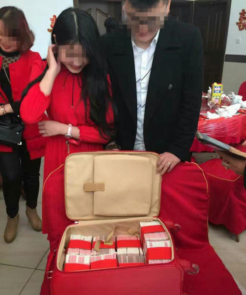 Chưa cưới, nhà trai đã mang tặng cô dâu 18 tuổi vali tiền 11 tỷ đồng - Ảnh 1.
