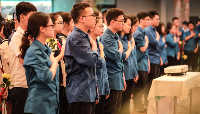 Những hình ảnh xúc động trong lễ tang nhà giáo Văn Như Cương - Ảnh 19. Những hình ảnh xúc động trong lễ tang nhà giáo Văn Như Cương - Ảnh 19.