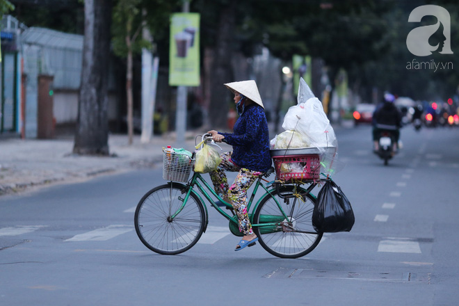 Trời đột ngột chuyển lạnh trở lại, người Sài Gòn co ro trong gió bão - Ảnh 1.