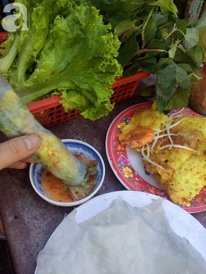 Chiều mưa Sài Gòn, còn gì ấm hơn khi đi ăn bánh xèo rực lửa chuẩn vị Bình Định của người phụ nữ xa quê - Ảnh 10.
