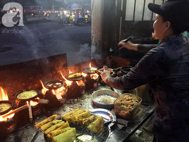 Chiều mưa Sài Gòn, còn gì ấm hơn khi đi ăn bánh xèo rực lửa chuẩn vị Bình Định của người phụ nữ xa quê - Ảnh 2.