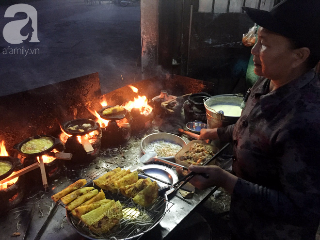 Chiều mưa Sài Gòn, còn gì ấm hơn khi đi ăn bánh xèo rực lửa chuẩn vị Bình Định của người phụ nữ xa quê - Ảnh 6.