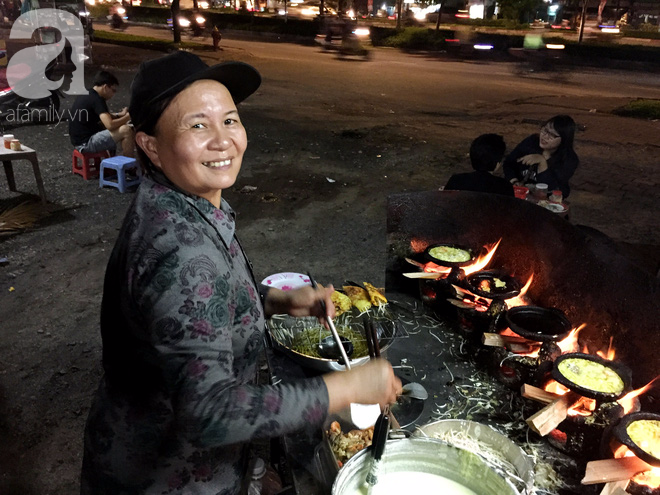 Chiều mưa Sài Gòn, còn gì ấm hơn khi đi ăn bánh xèo rực lửa chuẩn vị Bình Định của người phụ nữ xa quê - Ảnh 3.