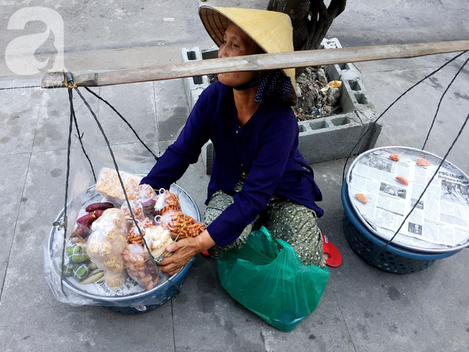 Bà bán rong sáng ăn khoai ế, tối ngủ tập thể 22 nghìn/đêm, ky cóp tiền gửi về quê nuôi chồng - Ảnh 9.