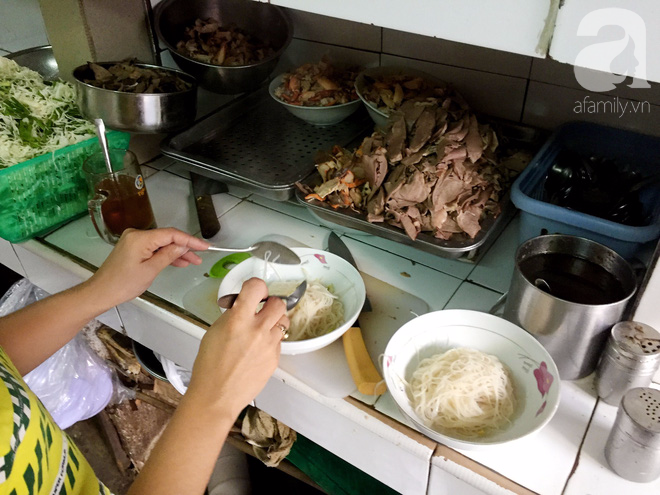 Tiệm hủ tiếu 70 tuổi mà vẫn Thanh Xuân, thôi miên người Sài Gòn bằng hương vị bí truyền - Ảnh 4.