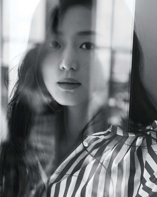 Mợ chảnh Jun Ji Hyun bỏ quên thời gian trong bộ ảnh mới - Ảnh 1. Mợ chảnh Jun Ji Hyun bỏ quên thời gian trong bộ ảnh mới - Ảnh 1.
