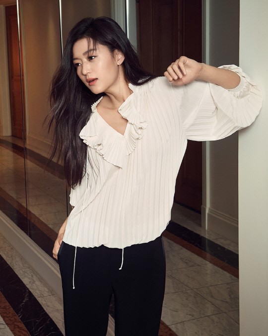 Mợ chảnh Jun Ji Hyun bỏ quên thời gian trong bộ ảnh mới - Ảnh 4.