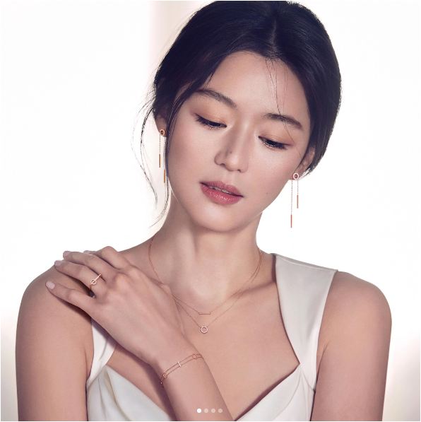 Mợ chảnh Jun Ji Hyun bùng nổ nhan sắc dù đang mang bầu tháng thứ 4 - Ảnh 1.