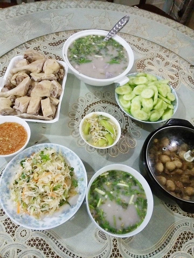 Các mẹ khoe mâm cơm choảng nhau chan chát, nhà tôm hùm to hơn cái thớt, nhà đậu phụ trứng rán lèo tèo - Ảnh 2.