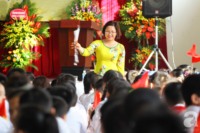 Trong rộn ràng ngày 5/9, có một ngôi trường ở Hà Nội, lễ khai giảng không có âm thanh - Ảnh 1.