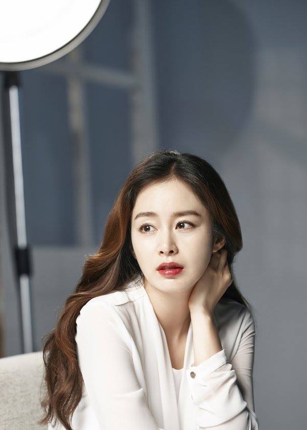 Giàu vậy nhưng mang bầu tháng thứ 4, Kim Tae Hee vẫn mải miết làm việc - Ảnh 1.