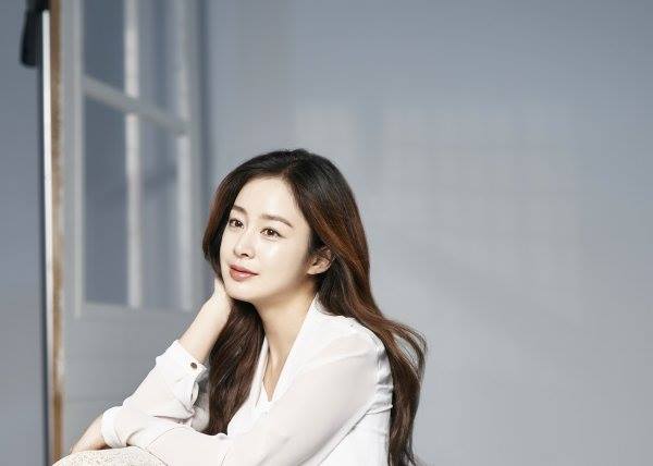 Giàu vậy nhưng mang bầu tháng thứ 4, Kim Tae Hee vẫn mải miết làm việc - Ảnh 2.