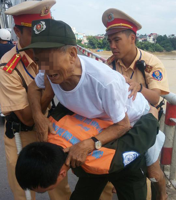 Hà Nội: CSGT kịp thời cứu cụ ông 84 tuổi có ý định tự tử trên cầu Chương Dương - Ảnh 2.