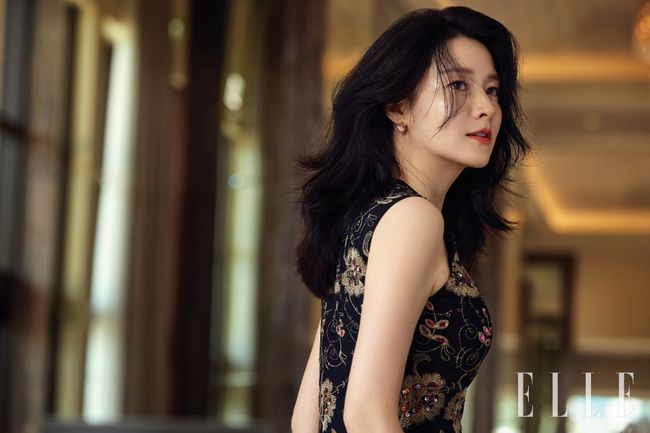 46 tuổi, Lee Young Ae vẫn khiến đàn em phải kiêng dè vì vẻ đẹp vượt thời gian - Ảnh 1.