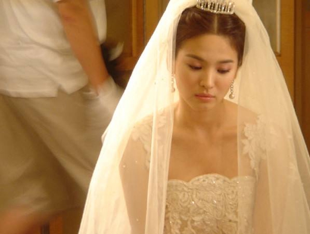 Nhìn lại 4 lần khoác lên mình bộ váy cưới và dự đoán chiếc váy mà Song Hye Kyo sẽ chọn mặc ngày 31 này - Ảnh 2.