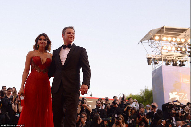 Thảm đỏ LHP Venice: Matt Damon quấn quýt không rời bên cô vợ bồi bàn - Ảnh 3.