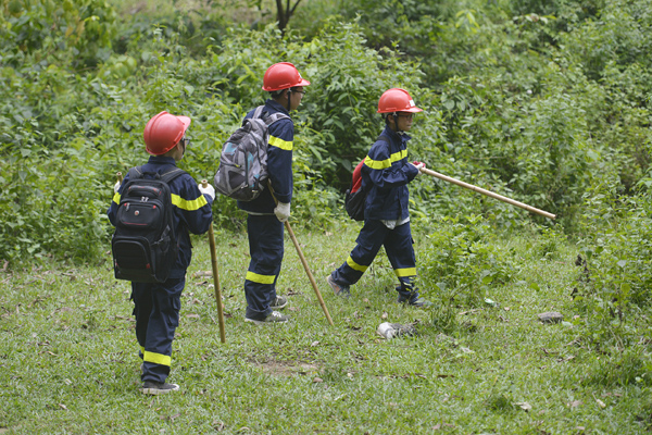 Gần 100 trẻ nhỏ Hà Nội lạc trong rừng suốt 3 giờ, vật lộn với các thử thách, hiểm nguy để sinh tồn - Ảnh 6.