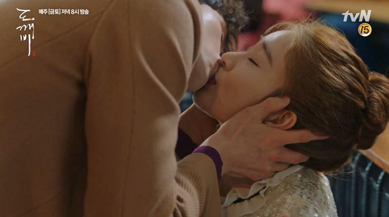 Sốc: Thần Chết Lee Dong Wook trơ mắt nh&igrave;n Kim Go Eun chết trong tập cuối Goblin - Ảnh 13.