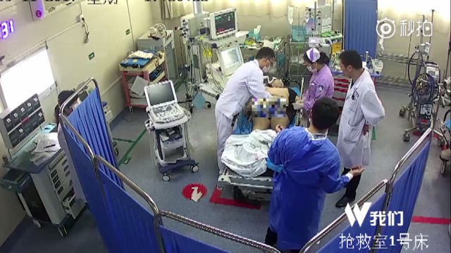 Ông bố bị mắng té tát vì tham lam, dám đòi bác sĩ bồi thường áo quần hỏng sau khi con trai được cứu sống - Ảnh 2. Ông bố bị mắng té tát vì tham lam, dám đòi bác sĩ bồi thường áo quần hỏng sau khi con trai được cứu sống - Ảnh 2.