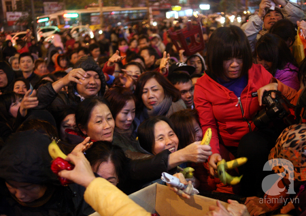 Chùm ảnh: Ngàn người chen nhau xin lộc sau đại lễ Cầu an ở chùa Phúc Khánh - Ảnh 7.