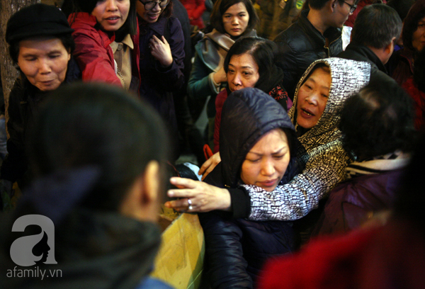 Chùm ảnh: Ngàn người chen nhau xin lộc sau đại lễ Cầu an ở chùa Phúc Khánh - Ảnh 10.