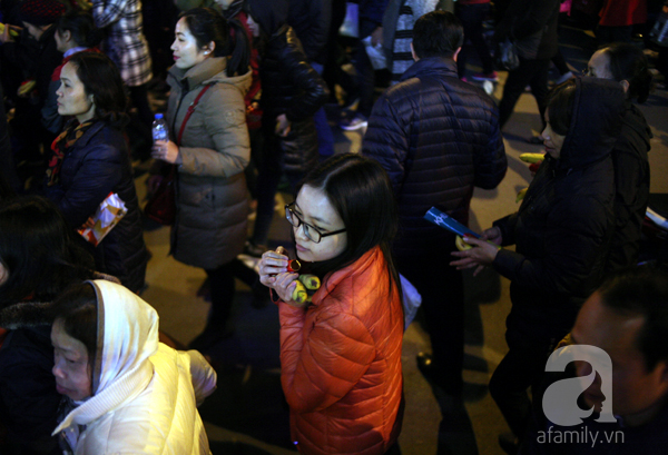 Chùm ảnh: Ngàn người chen nhau xin lộc sau đại lễ Cầu an ở chùa Phúc Khánh - Ảnh 12.