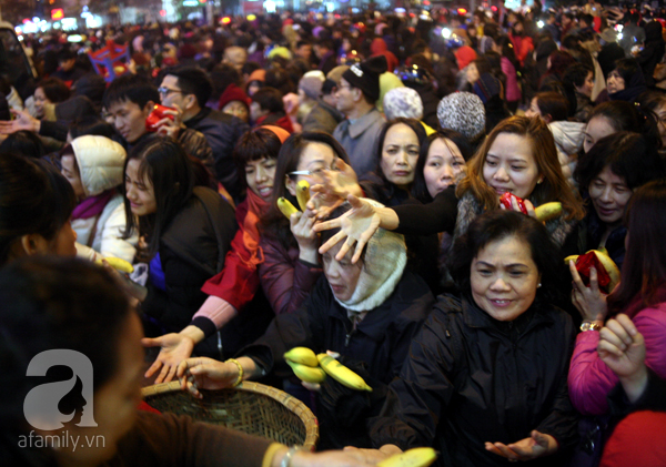 Chùm ảnh: Ngàn người chen nhau xin lộc sau đại lễ Cầu an ở chùa Phúc Khánh - Ảnh 13.