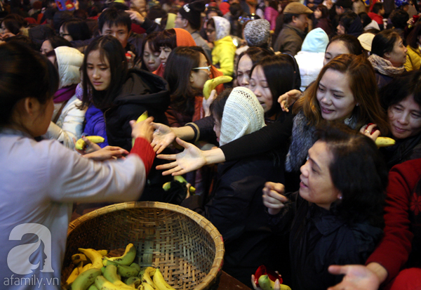 Chùm ảnh: Ngàn người chen nhau xin lộc sau đại lễ Cầu an ở chùa Phúc Khánh - Ảnh 14.