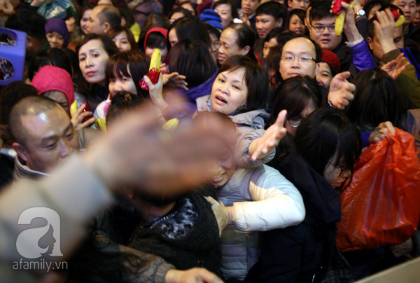 Chùm ảnh: Ngàn người chen nhau xin lộc sau đại lễ Cầu an ở chùa Phúc Khánh - Ảnh 15.