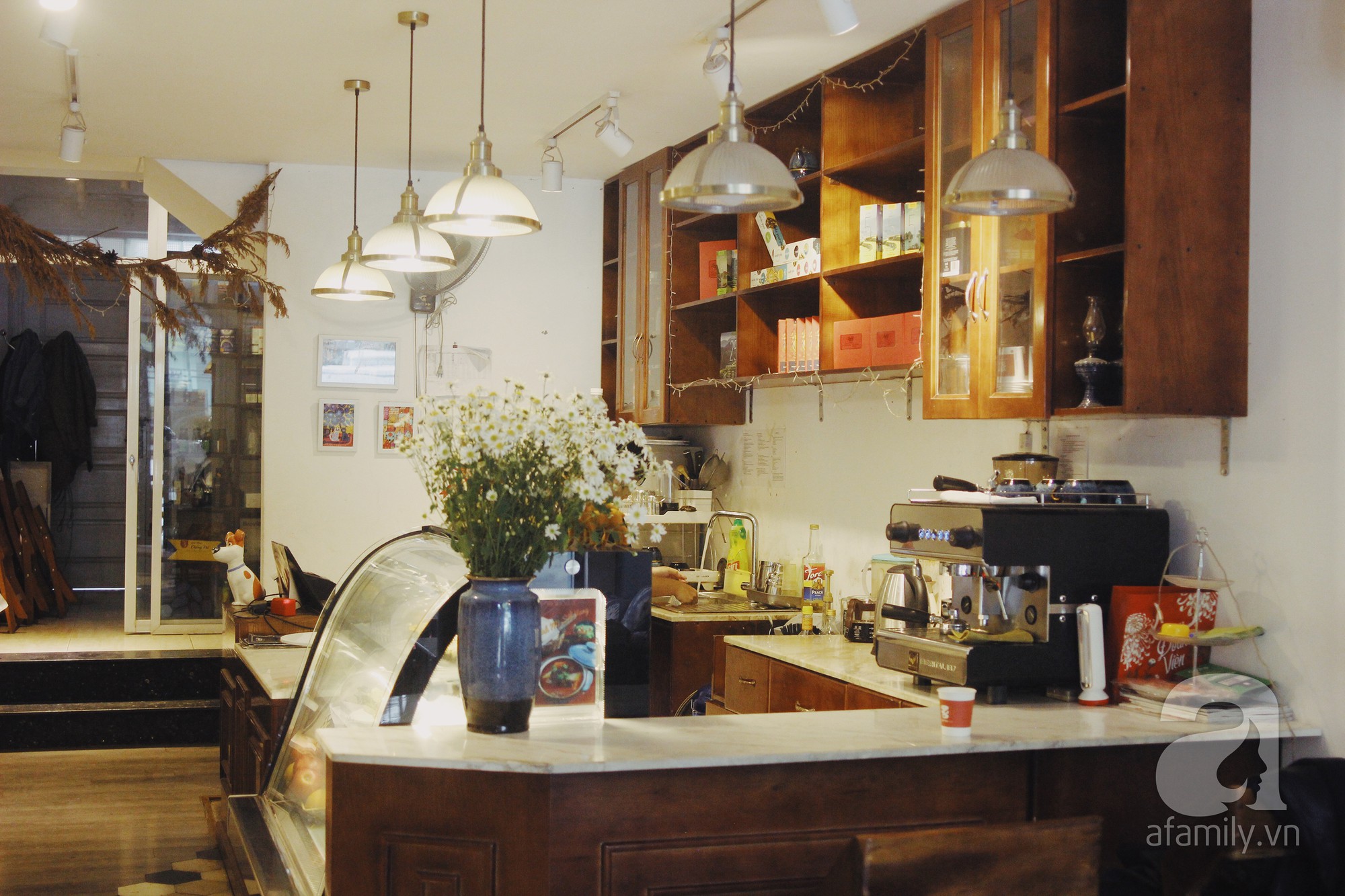 H&agrave; Nội: 5 qu&aacute;n cafe bước v&agrave;o l&agrave; thấy ấm sực, cặp đ&ocirc;i hay c&aacute;c n&agrave;ng FA đều c&oacute; thể gh&eacute; để lấy cảm hứng cho tuần mới - Ảnh 20.