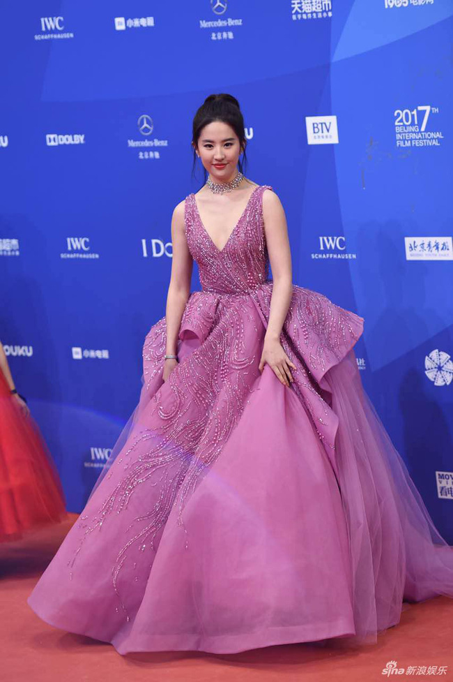 Các mỹ nữ xinh đẹp bậc nhất Hoa ngữ đồng loạt sến súa và già chát trên thảm đỏ - Ảnh 1.