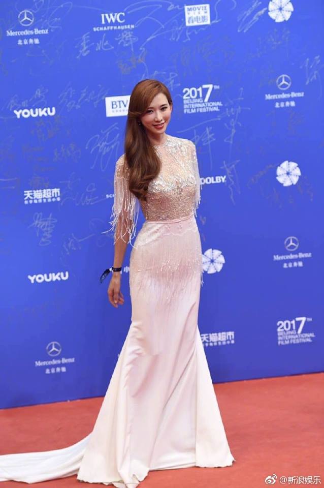 Các mỹ nữ xinh đẹp bậc nhất Hoa ngữ đồng loạt sến súa và già chát trên thảm đỏ - Ảnh 3.