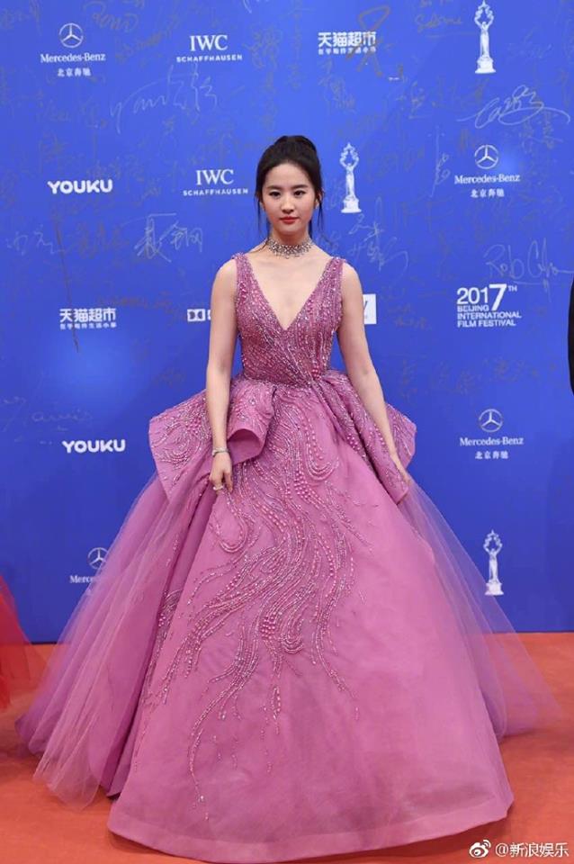 Các mỹ nữ xinh đẹp bậc nhất Hoa ngữ đồng loạt sến súa và già chát trên thảm đỏ - Ảnh 2.