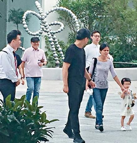 Dù vắng bóng con dâu Dương Mịch, bố Lưu Khải Uy vẫn vui vì con trai mua tặng nhà 200 tỷ - Ảnh 1. Dù vắng bóng con dâu Dương Mịch, bố Lưu Khải Uy vẫn vui vì con trai mua tặng nhà 200 tỷ - Ảnh 1.