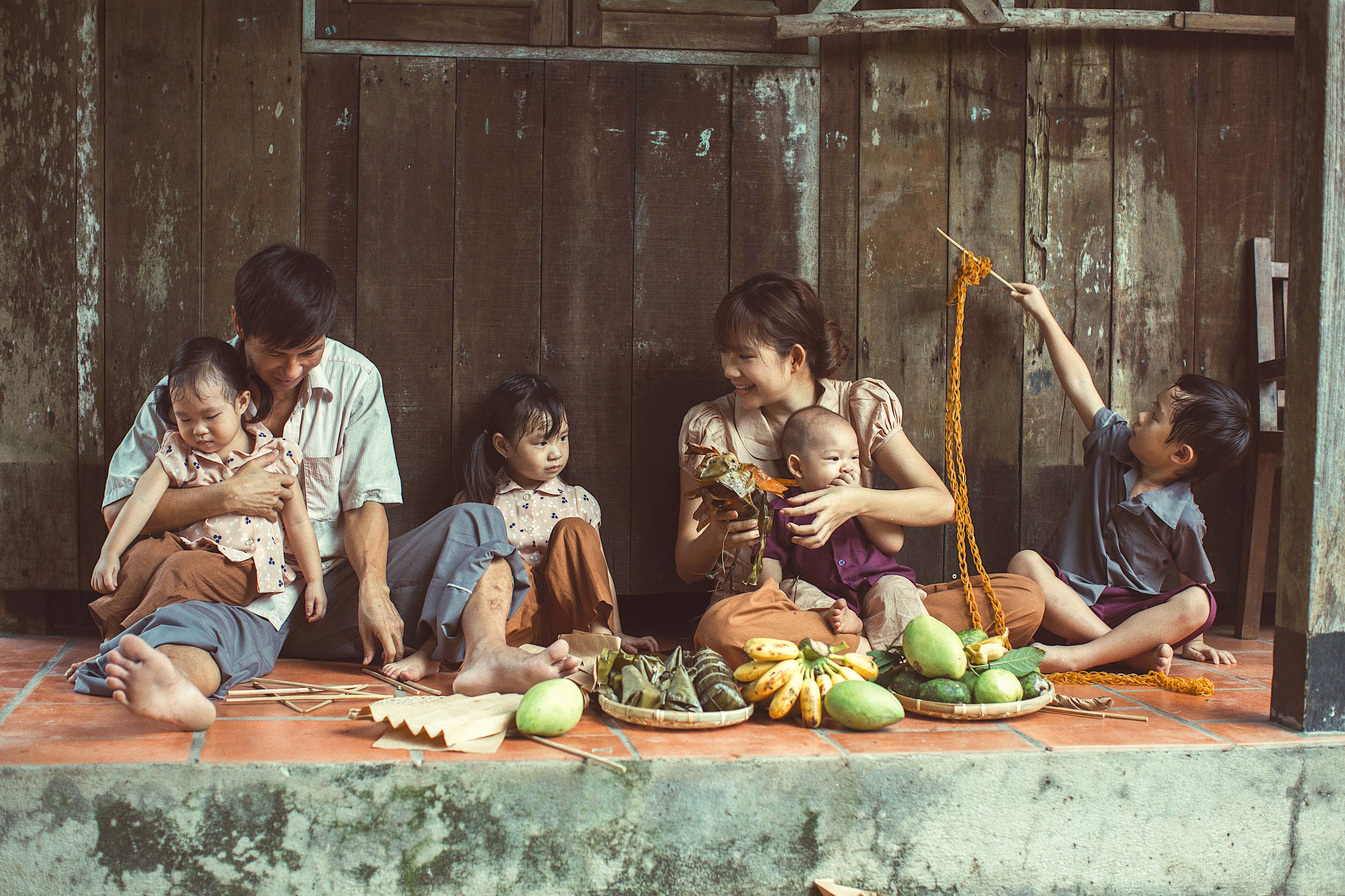 Những nông dân chăm chỉ và tình yêu đối với đất trồng của họ chính là nguồn cảm hứng dồi dào cho bức ảnh này. Hãy cùng xem và cảm nhận về những giá trị đích thực của đồng ruộng Việt Nam.