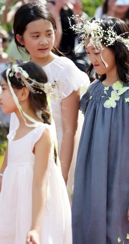 Con gái của Lý Á Bằng - Vương Phi biểu diễn thời trang tại Paris - Ảnh 4.