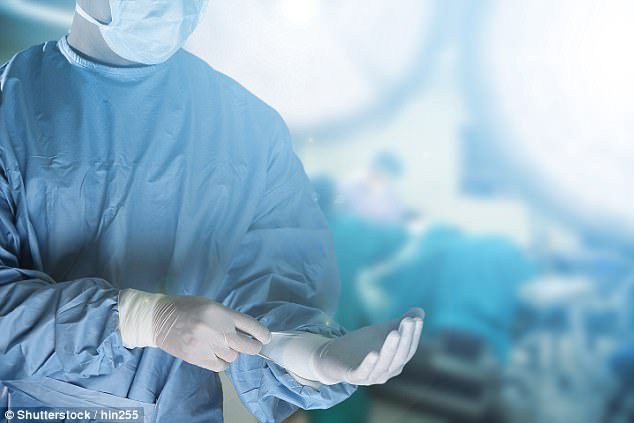 Nghiên cứu gây sốc: Để ngăn ngừa nhiễm trùng, bác sĩ nên... khỏa thân khi phẫu thuật cho bệnh nhân - Ảnh 2. Nghiên cứu gây sốc: Để ngăn ngừa nhiễm trùng, bác sĩ nên... khỏa thân khi phẫu thuật cho bệnh nhân - Ảnh 2.