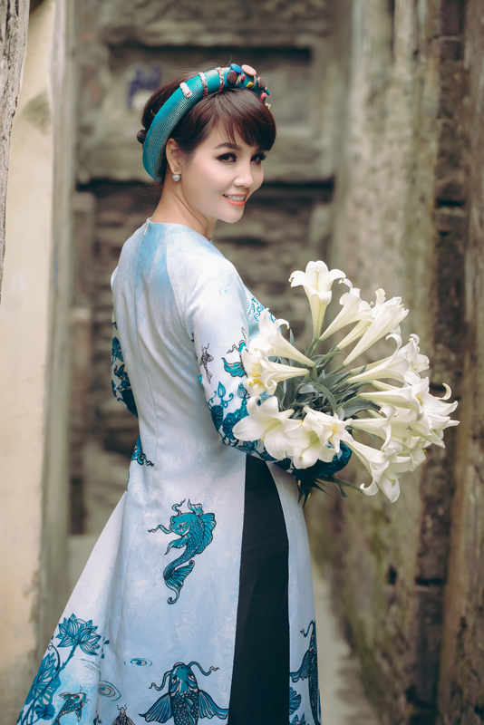 Mẹ hai con Mai Thu Huyền điệu đà áo dài hoa giữa phố cổ - Ảnh 2.