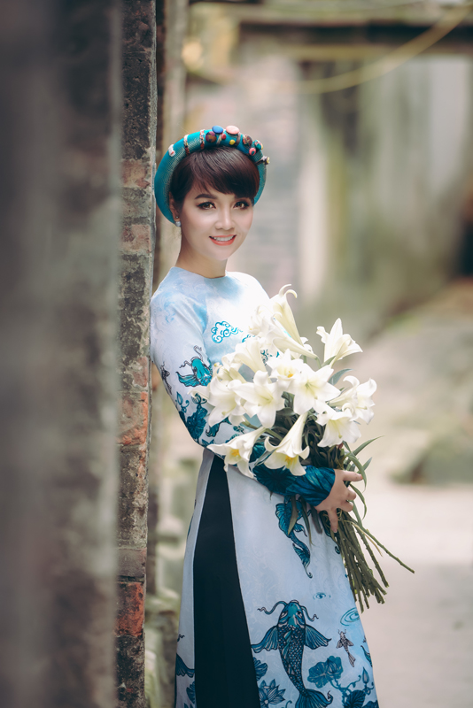 Mẹ hai con Mai Thu Huyền điệu đà áo dài hoa giữa phố cổ - Ảnh 3.