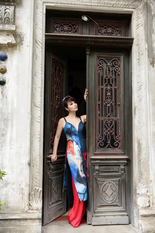 Mẹ hai con Mai Thu Huyền điệu đà áo dài hoa giữa phố cổ - Ảnh 8.