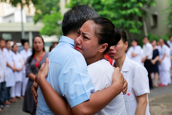 Viện trưởng viện Huyết học TƯ trong lòng bệnh nhân và đồng nghiệp: Ngày chia tay GS xuống tận phòng chào bệnh nhân - Ảnh 3.