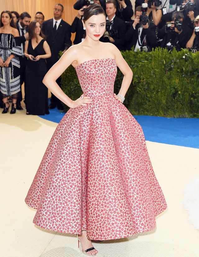 Dân tình xôn xao vì không biết Miranda Kerr sẽ mặc váy gì trong đám cưới sắp tới - Ảnh 2.