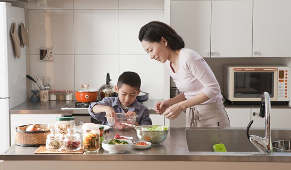 Trẻ em Nhật luôn ăn uống tự lập vì được bố mẹ dạy kĩ năng này từ nhỏ - Ảnh 1.