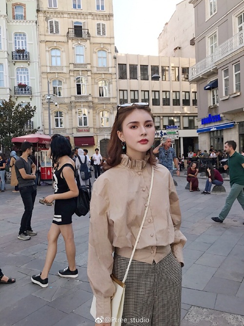 Hot girl Trung Quốc lộ mặt mộc già như bà thím trên livestream khiến các fan cuồng tá hỏa - Ảnh 5. Hot girl Trung Quốc lộ mặt mộc già như bà thím trên livestream khiến các fan cuồng tá hỏa - Ảnh 5.