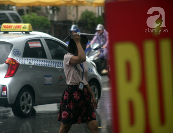 Hà Nội Dân công sở chạy loạn tìm đồ ăn trưa trong cơn mưa rào  - Ảnh 5.