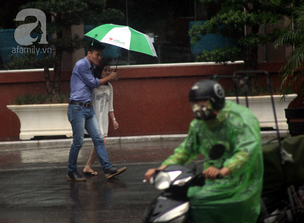 Hà Nội Dân công sở chạy loạn tìm đồ ăn trưa trong cơn mưa rào  - Ảnh 6.